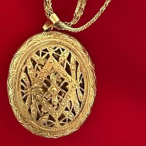 Vintage large Elegant Gold Pendant Necklace 30 inches 🥳